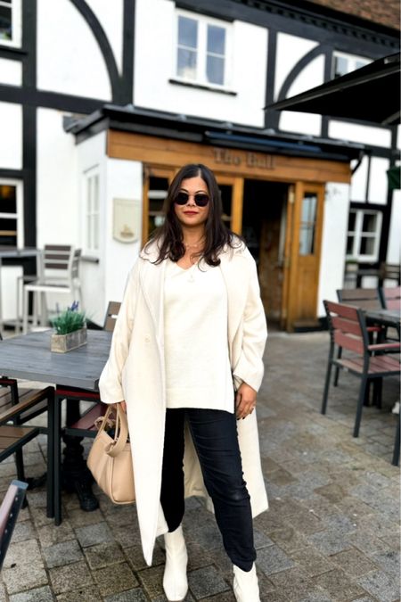 A neutral outfit for winter. With a white coat, black, skinny jeans, White, V-neck, jumper/sweater, white boots, and beige bag. #winteroutfit #hmoutfit 

#LTKSeasonal #LTKsalealert #LTKU