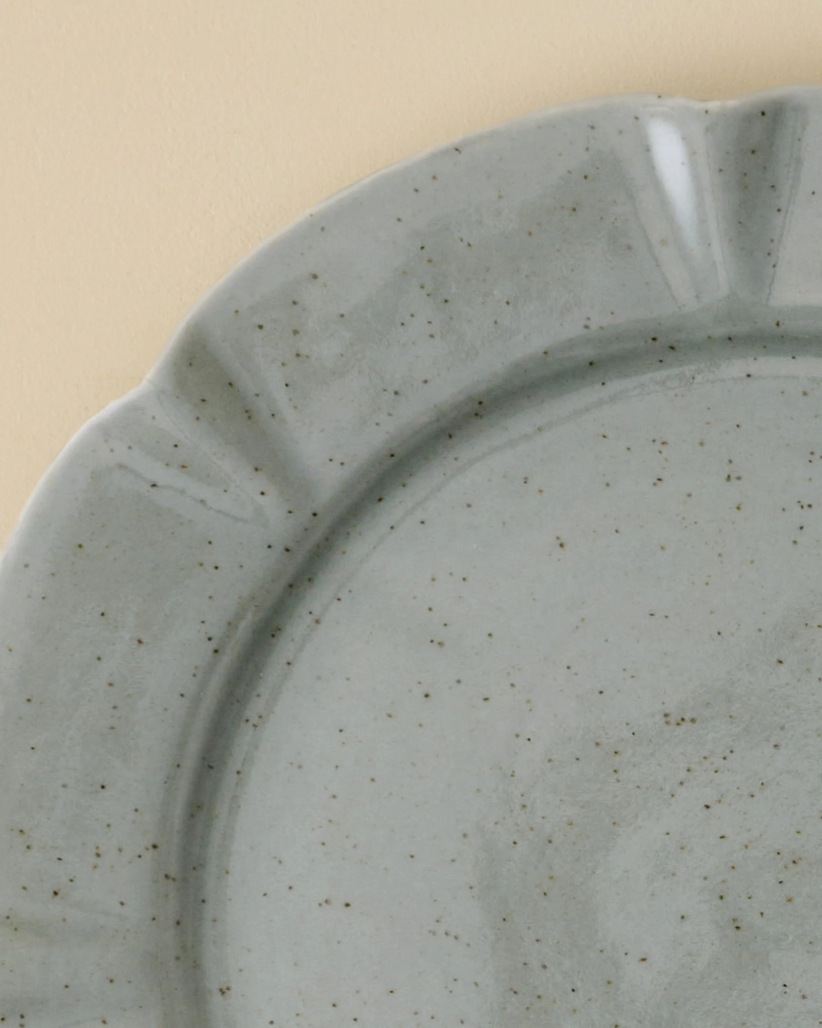 Green Speckle Heirloom Scallop Plate | Magnolia