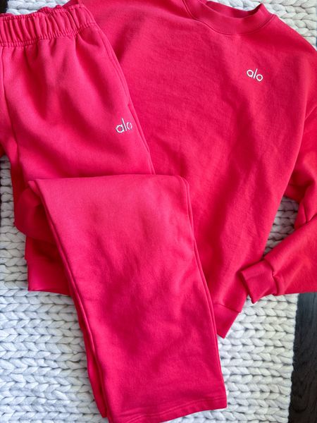 The latest alo drop has me obsessed — the perfect color for summer. 

#alo #accolade #red #sweatshirt 

Alo Yoga - Red Sweatshirt - Accolade Sweatshirt - Matching Set - Airport Outfit 


#LTKActive #LTKTravel #LTKFitness