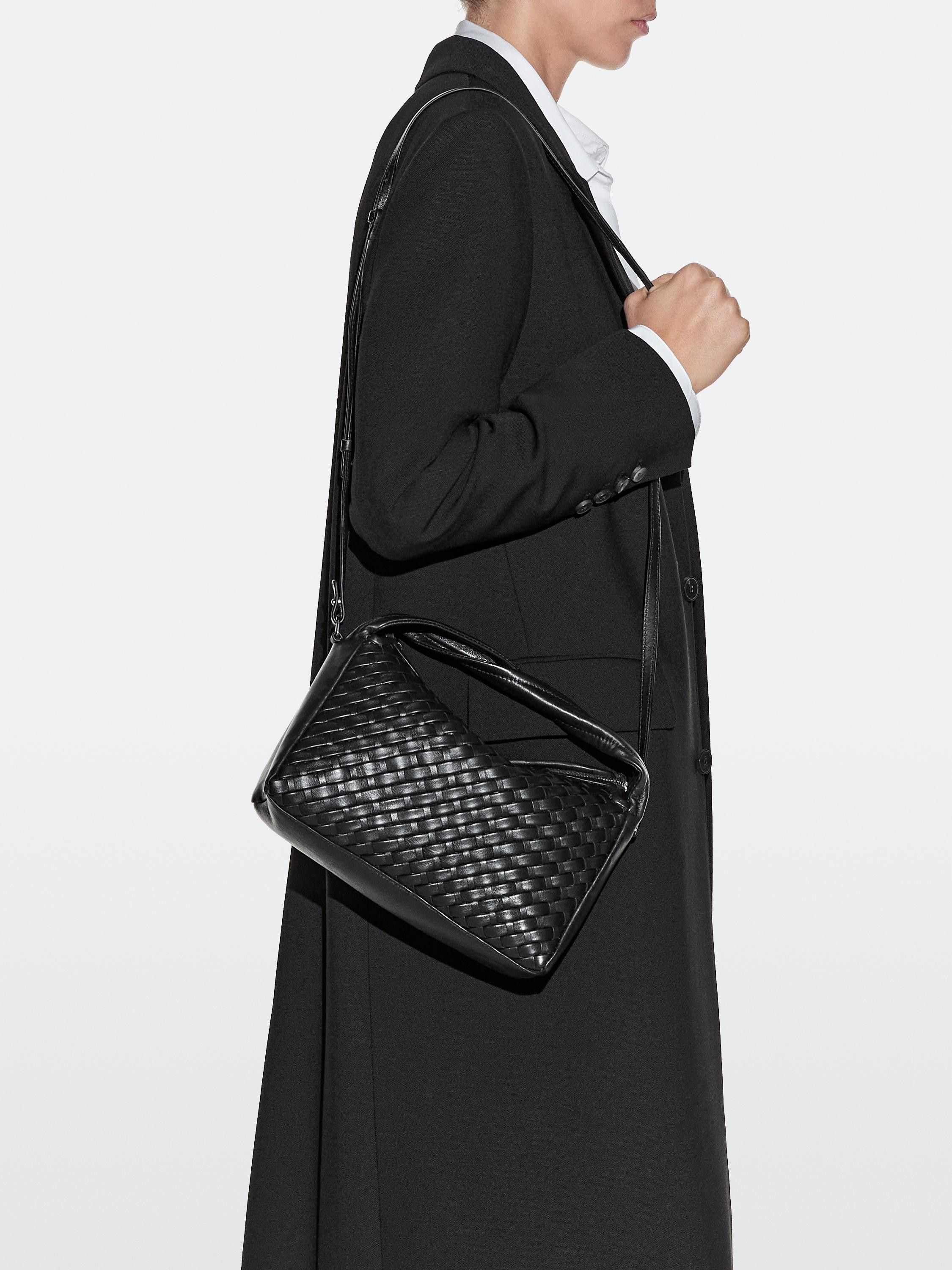 Mittelgroße geflochtene Tasche aus Nappaleder | Massimo Dutti DE