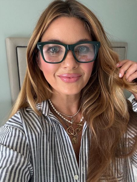 Love these glasses…they’re progressives so I get light magnification when I need it without having to take them off👓💋

#LTKstyletip #LTKover40 #LTKfindsunder100