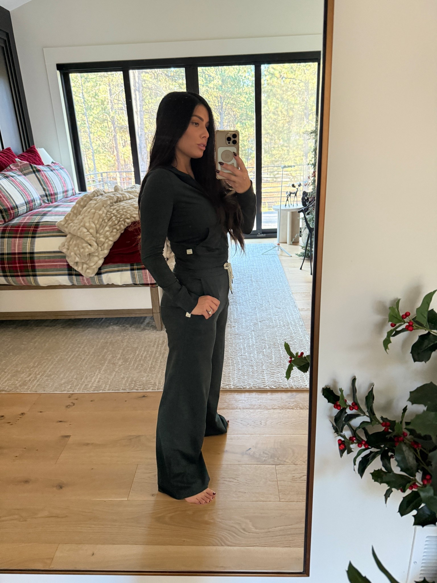 Evergreen Heather is the perfect shade for the holidays. Obsessed! Wearing an xs in the top for a tighter fit and small regular in the bottoms.

#LTKActive #LTKHoliday #LTKStyleTip