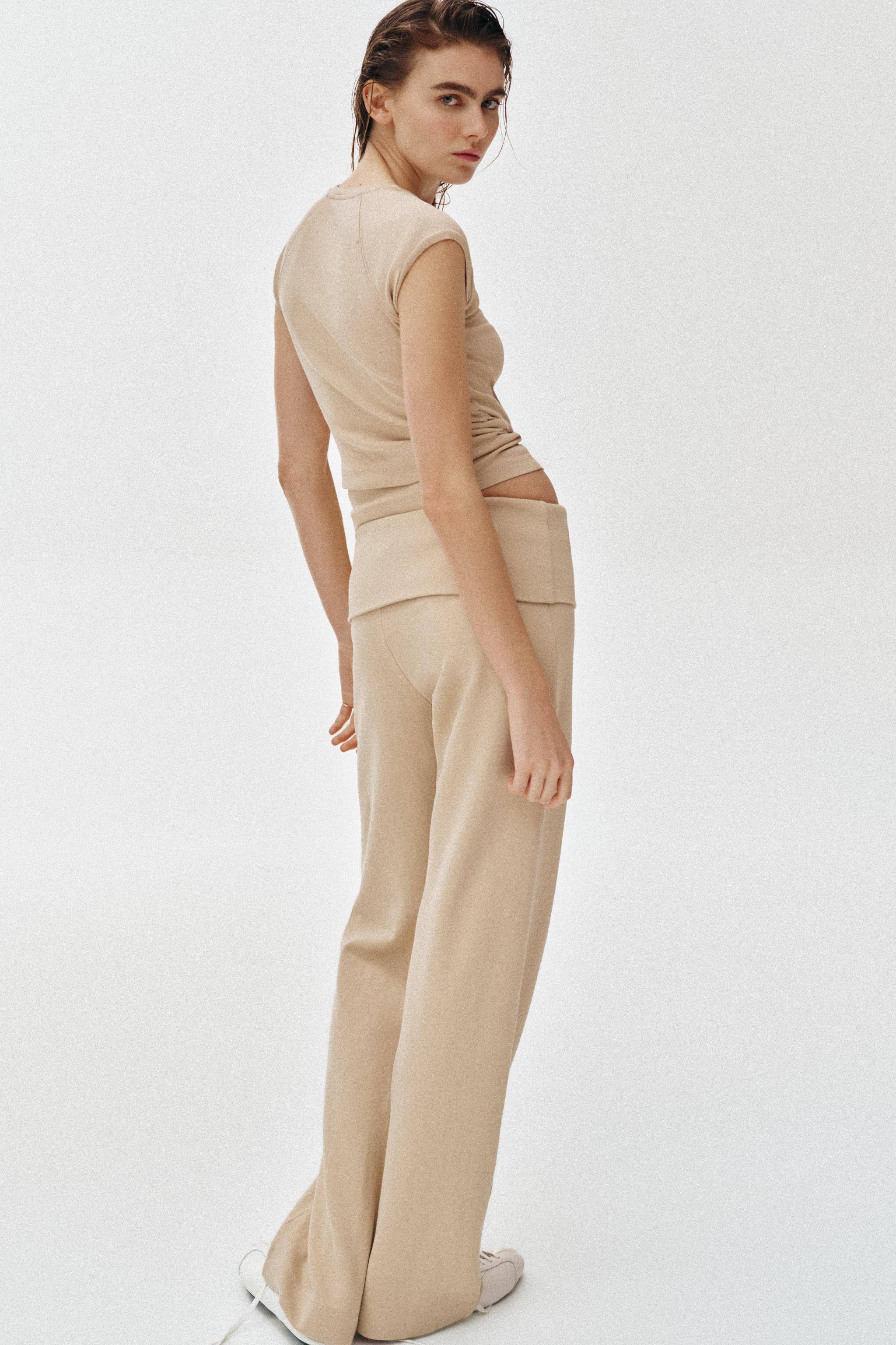 Model height: 178 cmTrousers made from a compact, soft, opaque, elastic, and flexible knit fabric... | Zara DE