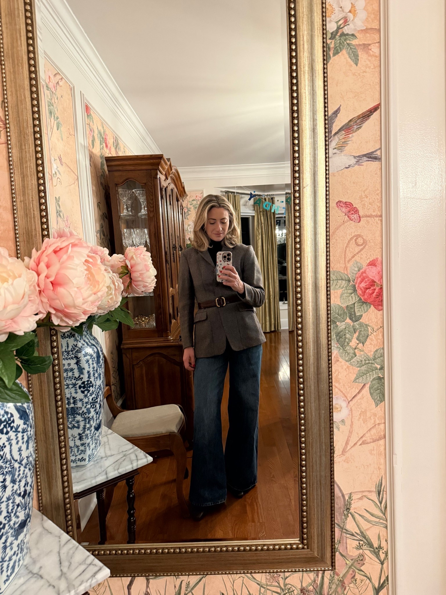 Effortless tailoring with a modern edge 🤍
Today’s outfit is all about strong, timeless pieces — wide-leg jeans paired with a navy turtleneck, a structured wool blazer, and a classic belt to define the waist. It’s polished but relaxed, elevated without feeling overdone, and the kind of outfit that works for everyday wear while still feeling put together.

✨ Everything is linked here classic staples you’ll reach for again and again.

#LTKootd #LTKWorkwear #LTKgrwm