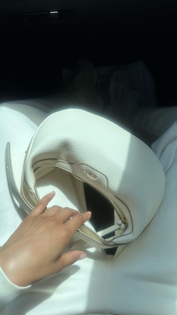 the little details matter 
@palmers @guccibeauty @phofayofficial @raybanmeta @beatsbydre @purellbrand @keyli

#cleangirlaesthetic #fyp #explorepage✨ #createtoinspire #beautycreator #grwsachi #latinacontentcreator #contentcreator #cleangirllook #beautyinspo #carmakeup