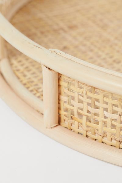 Round tray in braided rattan with handles at sides and a high rim. Height 2 1/4 in. Diameter 14 i... | H&M (US)