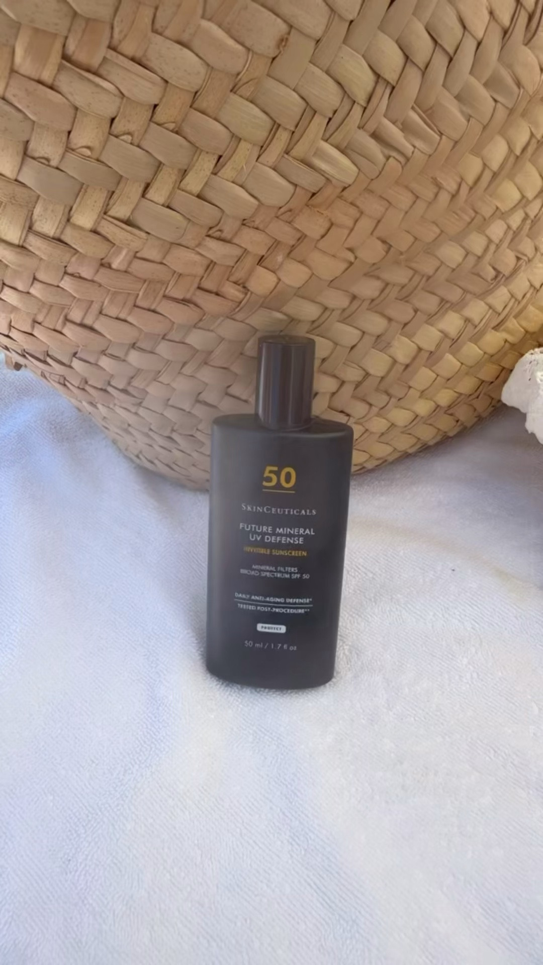 Just tried the new Future Mineral UV Defense SPF 50 from @skinceuticals and I’m obsessed. It’s so lightweight and layers perfectly under makeup, but also gives you that clean, natural look worn on its own. Whether you’re running errands or spending a full day in the sun on vacation, this one just works. An everyday staple for sure 🤍✨

#skinceuticals #spf50 #everydayspf #skincareessentials #beautyfavorites
