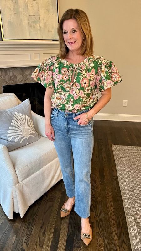 🌸Spring Capsule Styled Looks🌸

Day 21 ~ A super casual and cute spring look ⬅️⬅️.  And this top is on sale currently!

#LTKFind #LTKstyletip #LTKSeasonal