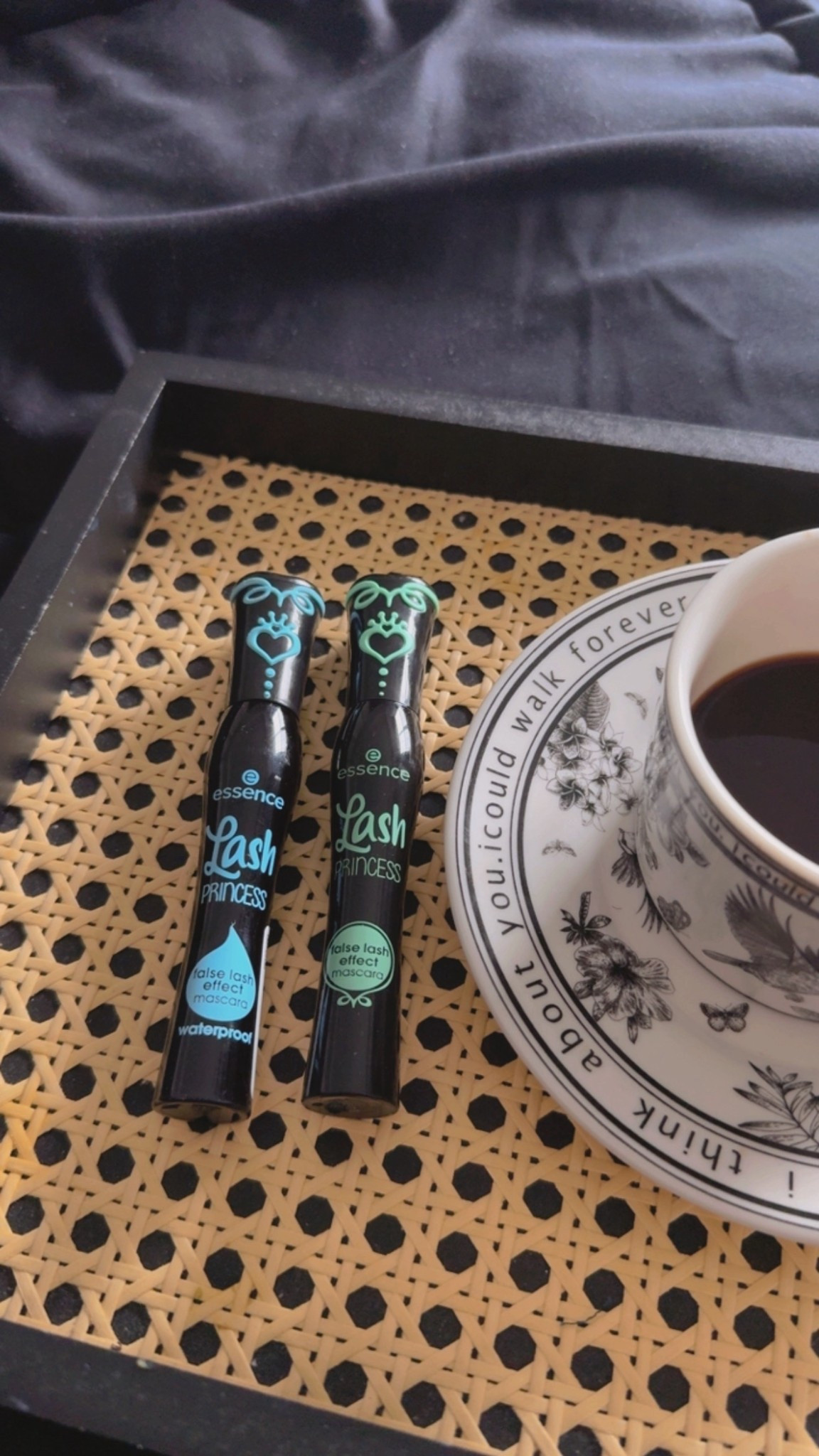 Estas máscaras de pestañas de essence Lash Princess son literalmente un MUST en mi rutina diaria.

💚 La verde (False Lash Effect): volumen + definición increíble
💙 La azul (Waterproof): perfecta para todo el día

#LTKdayinmylife #LTKootd #LTKgrwm