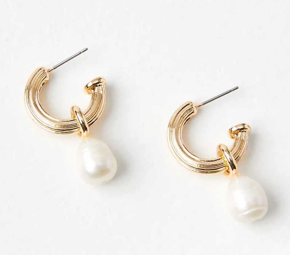 Pearlized chunky charm hoop earrings