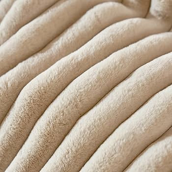 Amélie Home Luxury Jacquard Striped Faux Fur Throw Blankets, 630GSM Soft and Warm Thick Throws, ... | Amazon (US)