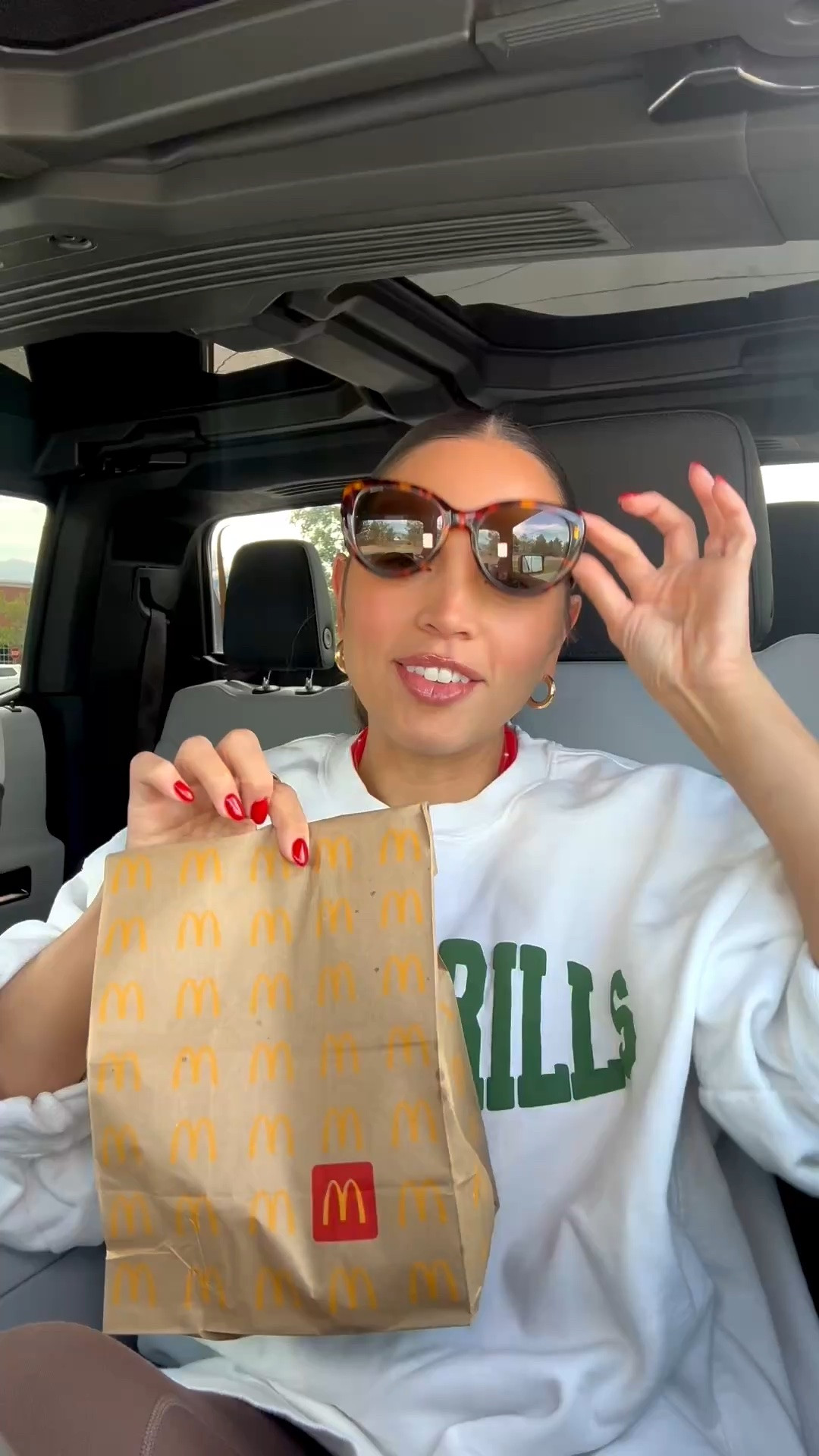 A little Tuesday chat while I eat McDonalds🤍 Today we’re talking about why asking for help can feel SO hard when you’re used to being the one who handles everything.
Are you good at asking for help, or are you firmly in the “I’ll just do it myself” camp? 😂
Everything I’m wearing + using during today’s chat is linked here! ✨
#millennialwomen #motherhood #perspectivechat #reallife #women

#LTKdayinmylife #LTKmomlife #LTKselfcare