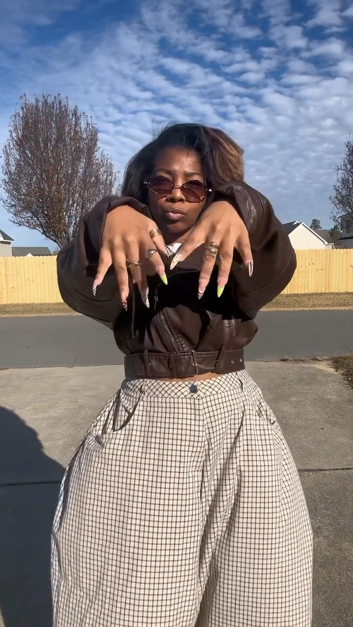 LRFOTD (living room ‘fit of the day) 💁🏽‍♀️

Necklace stack: @perennialpeaces @juicycouture @garnishedingold @amazon