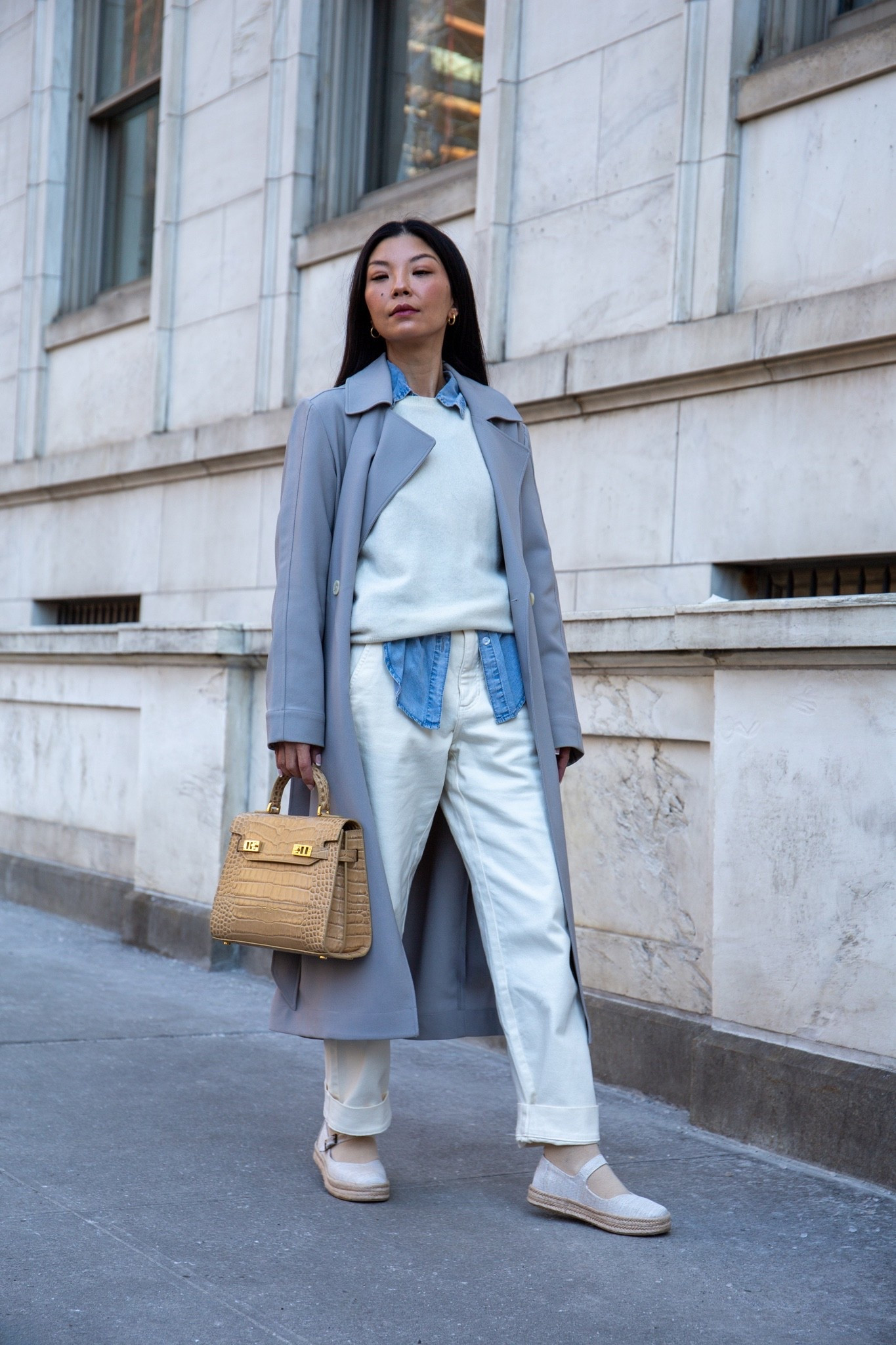 Neutral tones, timeless layers. Effortlessly polished for the city. 🤍 @toms
#StreetStyle #NeutralStyle #CityChic #MinimalFashion #OOTD

