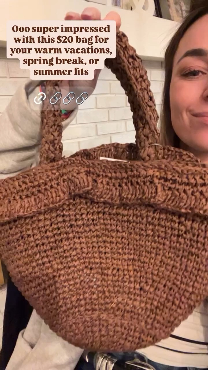 Ooo super impressed with this $20 bag for your warm vacations, spring break, or summer fits