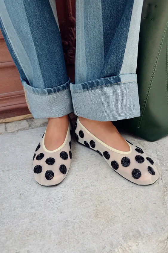 Flat ballet flats. Printed mesh upper with bead detailing. Rubber flat sole. Rounded toe.Sole hei... | Zara US