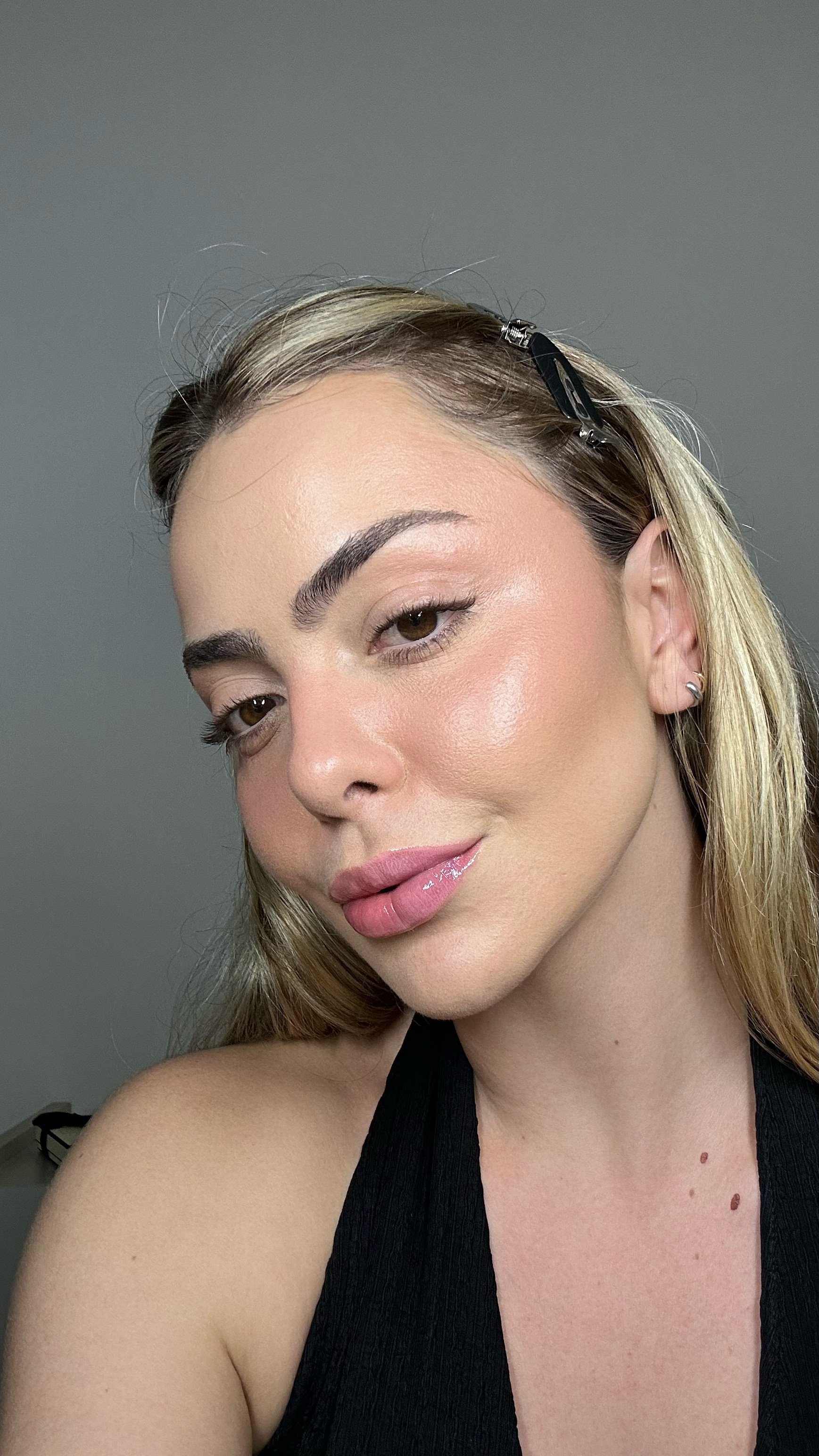 Testando os lançamentos de Mac Cosmetics e apenas apaixonada por essa pele glow e os lábios super hidratados

As cores utilizadas foram
Hidratante - Goldlite
Blush - Ice Gleam 
Lipglass air - Snobbish 
Lipglass blow - ginger zinger 

#LTKbeleza