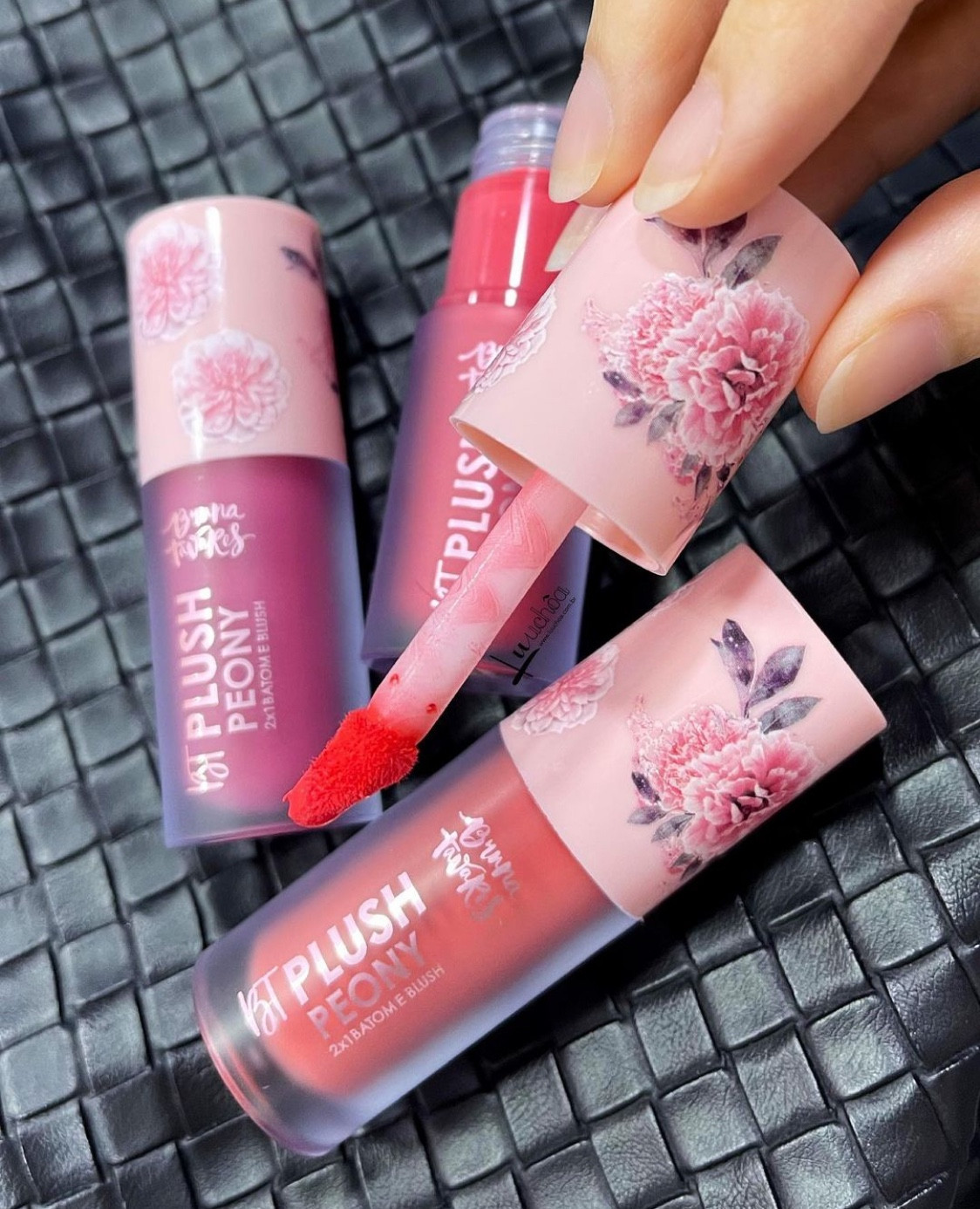 BT PLUSH coleção Peony. Pra quem não conhece o produto, ele é um blush bem aveludado que esfuma super fácil e ainda pode ser usado na boca e nos olhos.
Não esqueçam que a Coleção Peony é LIMITADA, viu!? Se tu gostou de algo, já corre pra comprar e garantir!! 🥰💖

#LTKbrasil #LTKbeauty