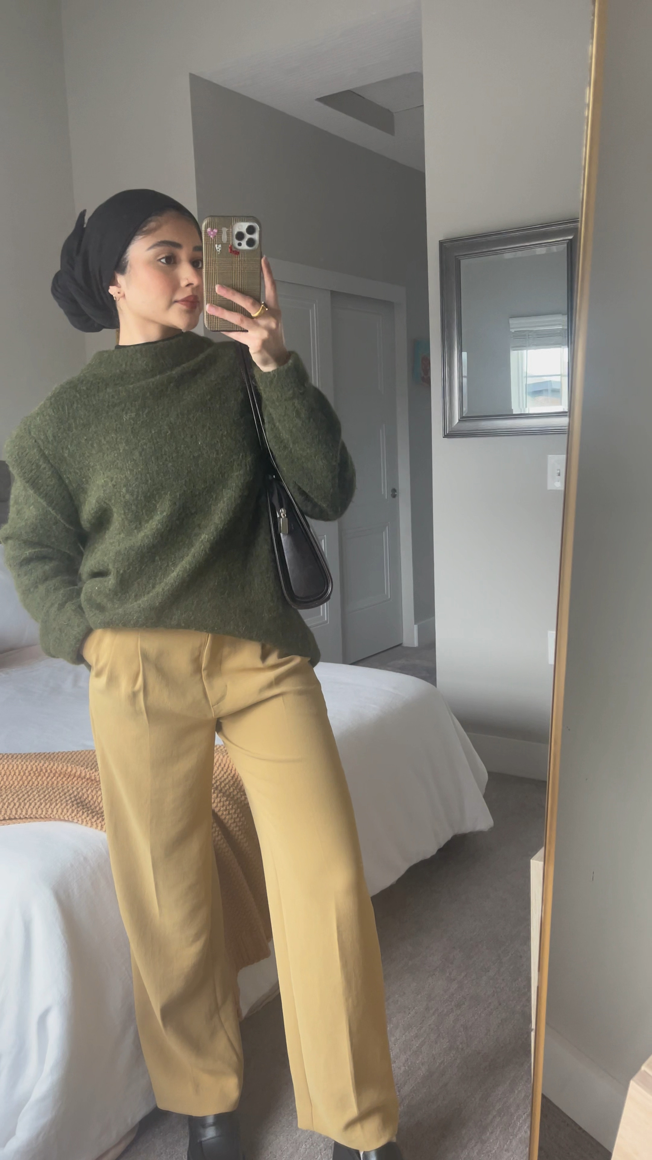 size 6 in trousers | exact bag is thrifted and sweater is old but linked similar ones 🤍