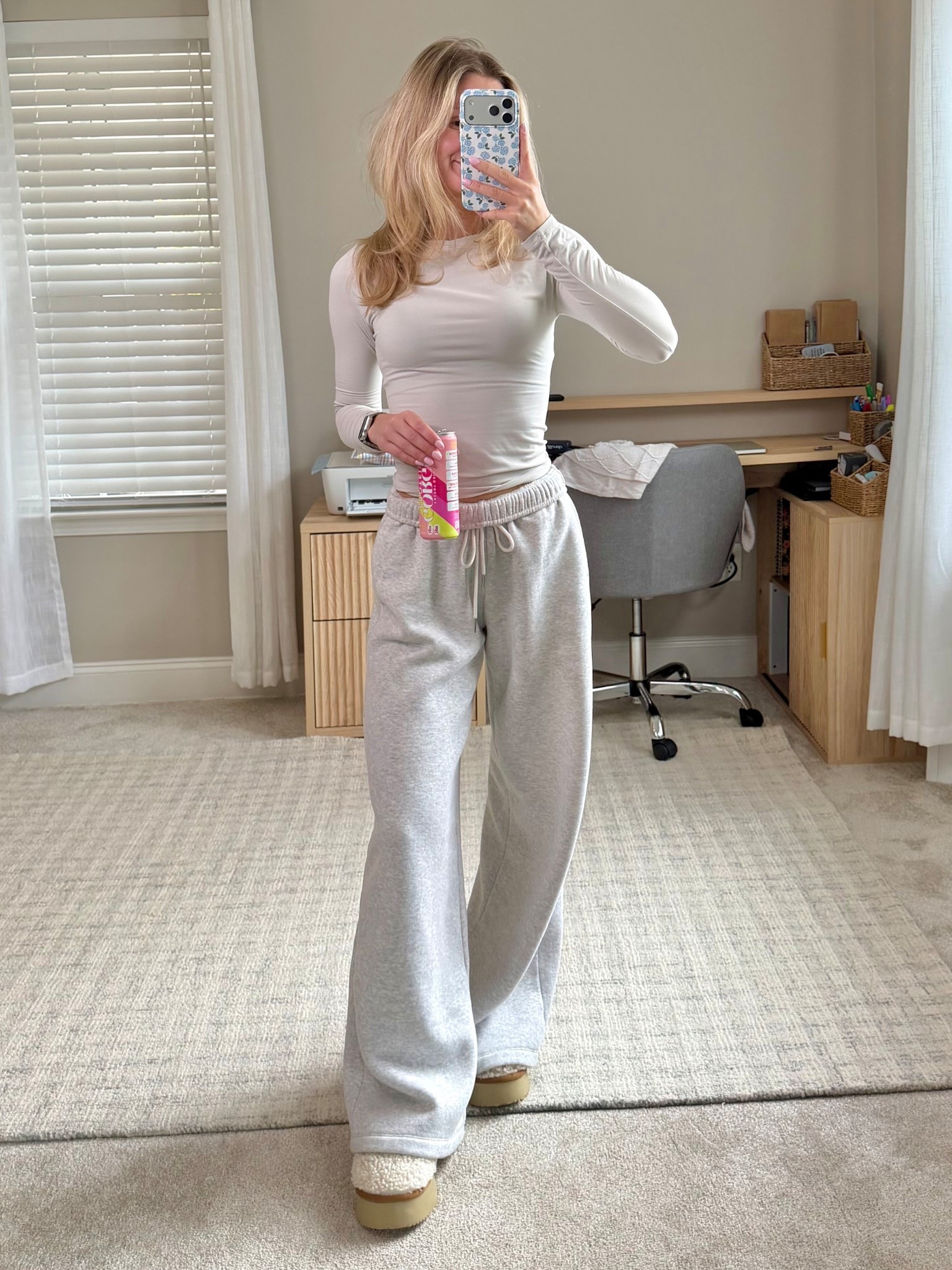 Hi Winter, no one asked for you to return so please let Spring come back!!! 
Sincerely, 
a cold girlie 😢

Today’s cozy fit for this cold & rainy day — obsessed with this wide leg sweats from @abercrombie, they are SO comfy ☁️ I wear an xxs. 

#widelegsweatpants #sundaycollection #sweatpants #cozyoutfits #abercrombiefinds #loungewear #crzyoga

#LTKootd