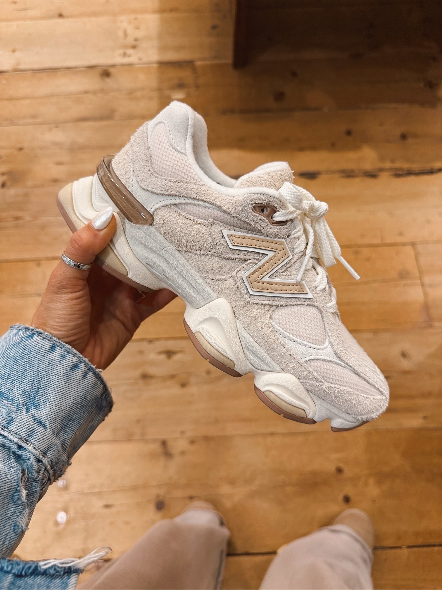 🤍This color way of my FAVE New Balance’s, has my jaw on the floor! 🤩🤍