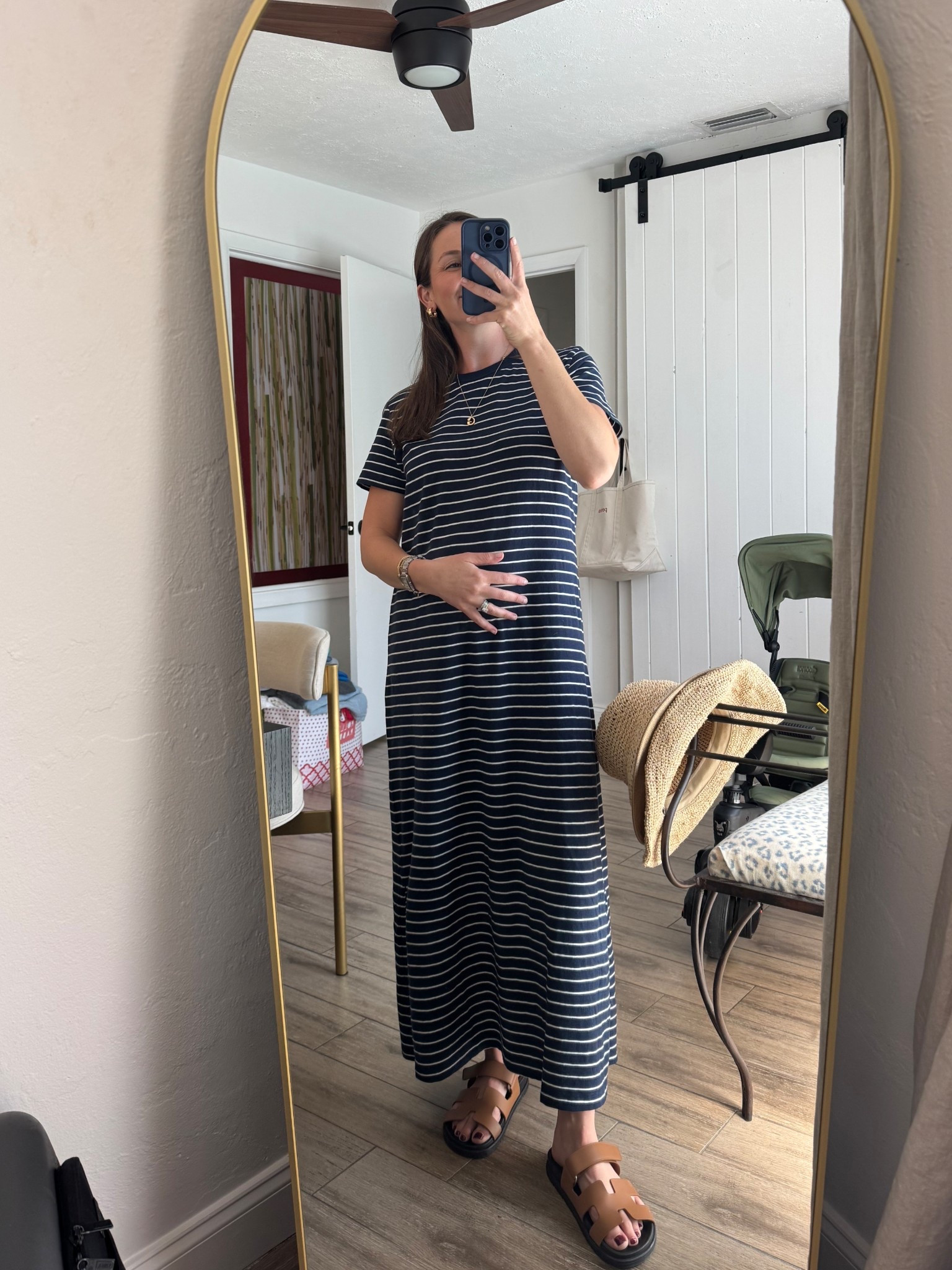 Can’t get enough of this perfect t-shirt dress👏🏼 bump-friendly as well!

Wearing a small