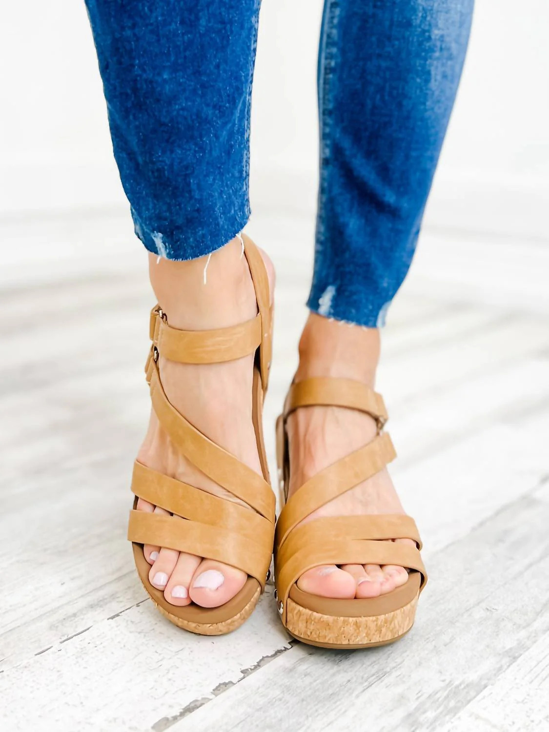 Giggle Wedge In Caramel | Shop Simon