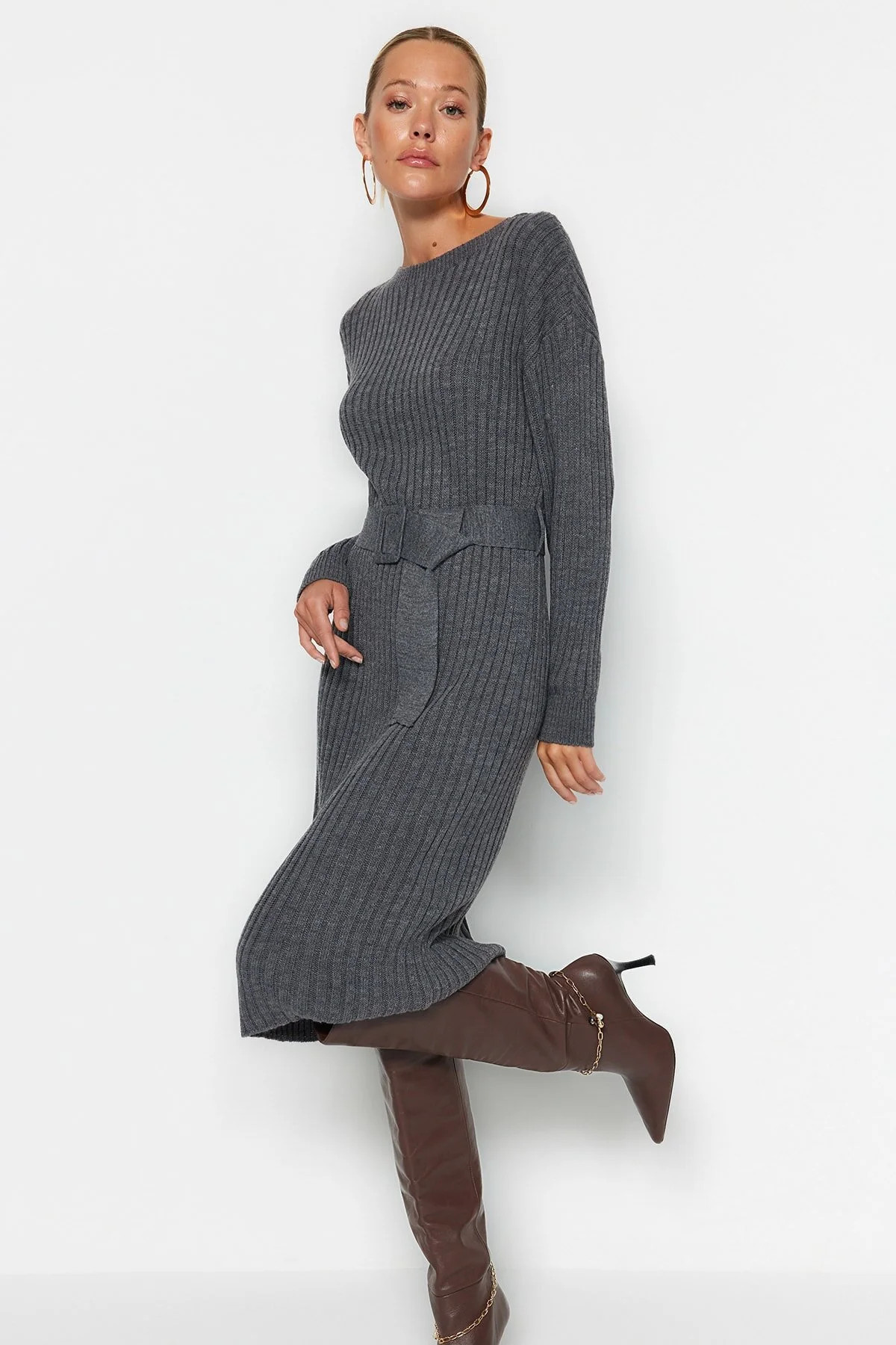 Anthrazitfarbenes Mini-Strickkleid mit Gürtel TWOAW23EL00444 | Trendyol DE