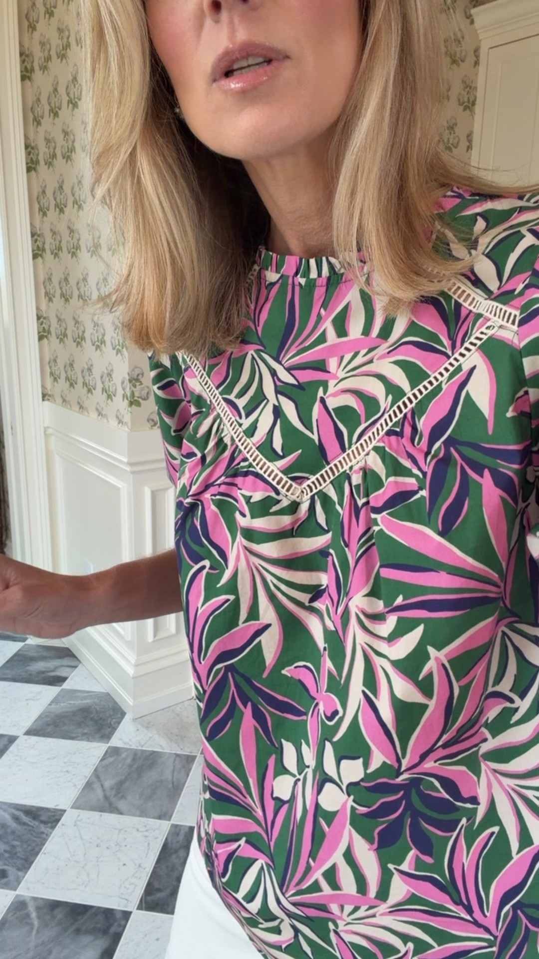 This blouse is stunning. Pairing it with a great stretch denim. I took my true size 27 in the jeans and small in the blouse. @Avara 