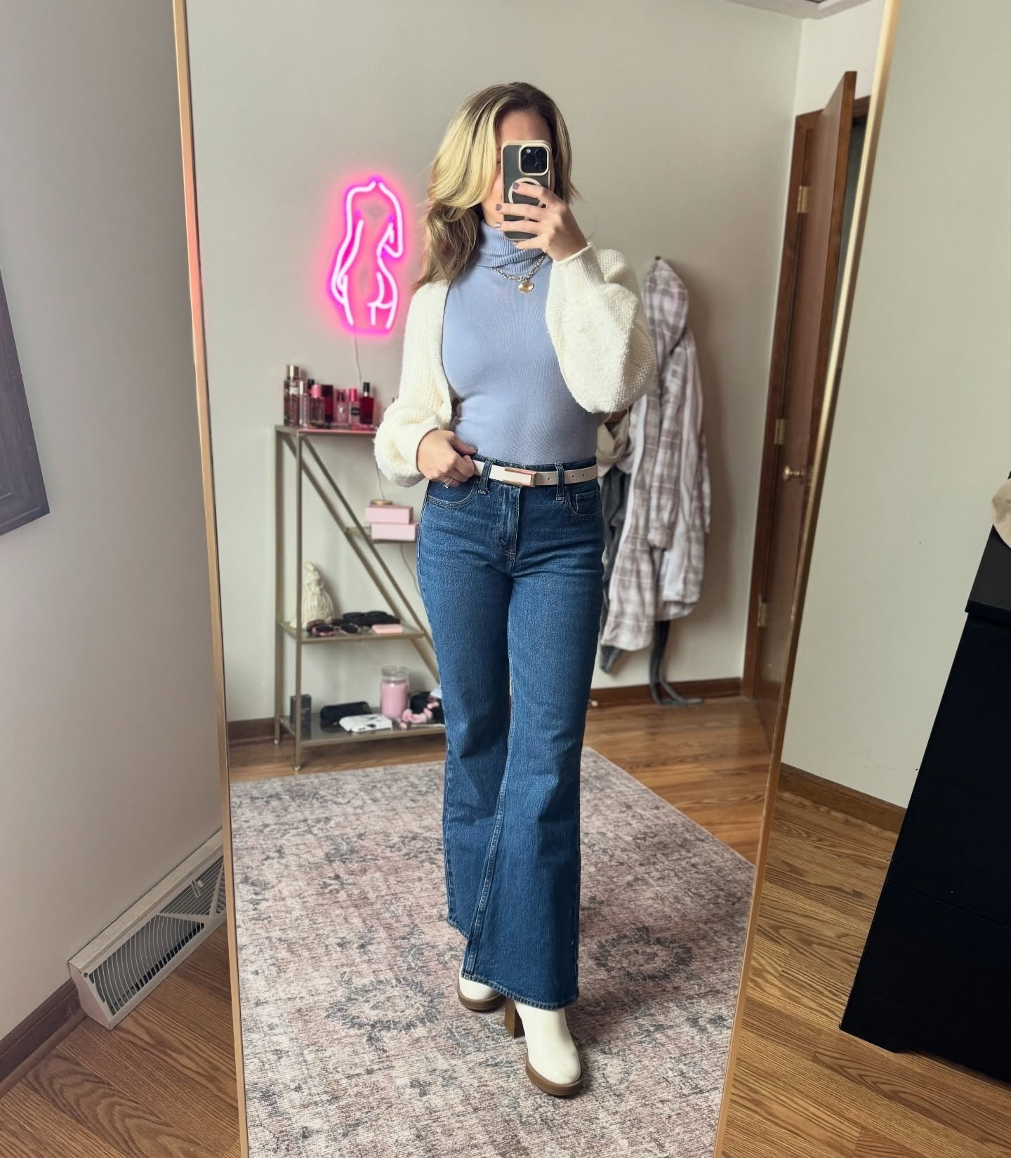 I’ve learned that turtlenecks overstimulate me

#ootd #capsulewardrobe #smallcontentcreator #whattowear #winteroutfitideas