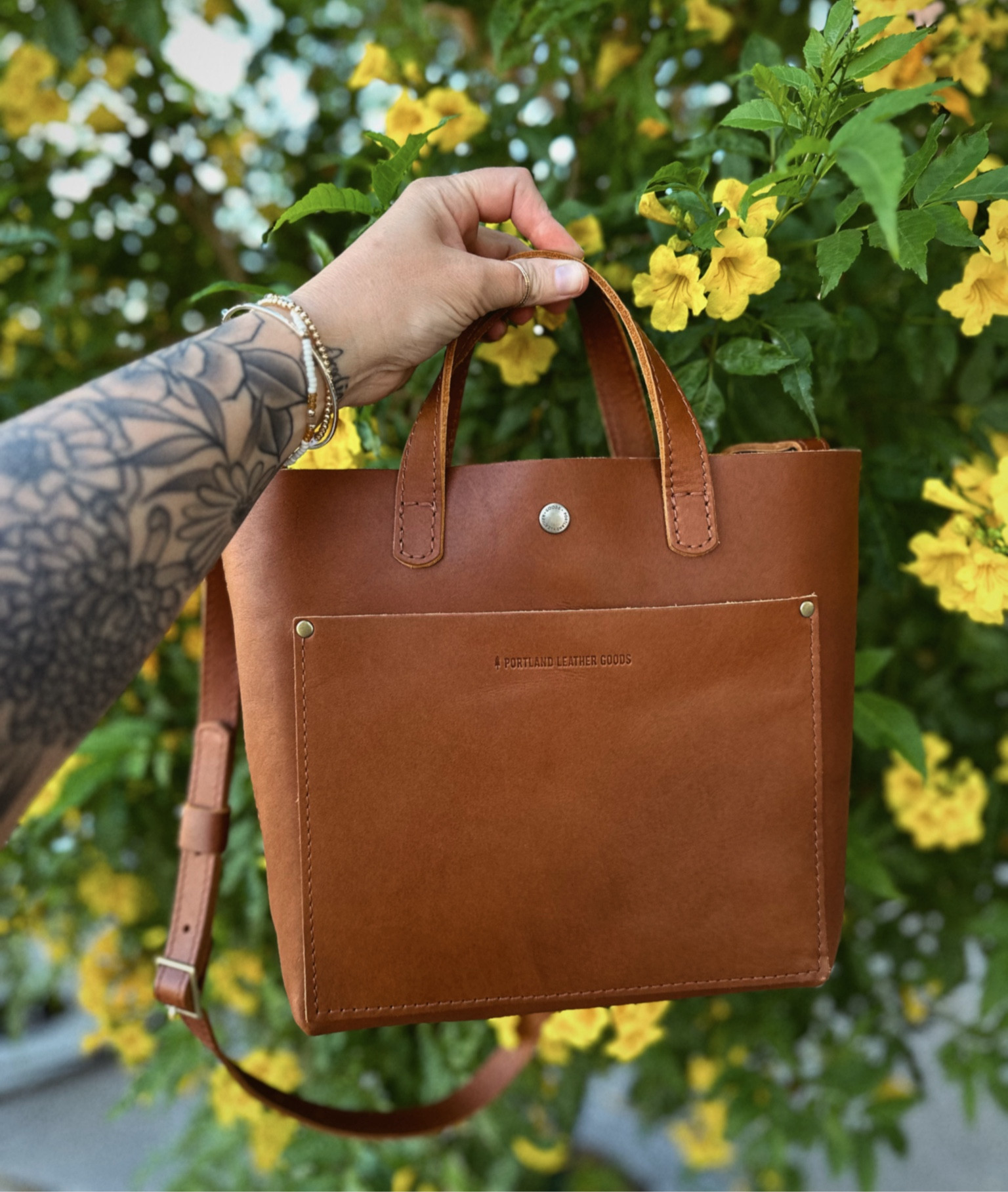 the mini crossbody tote in “honey” 🍯🐝
