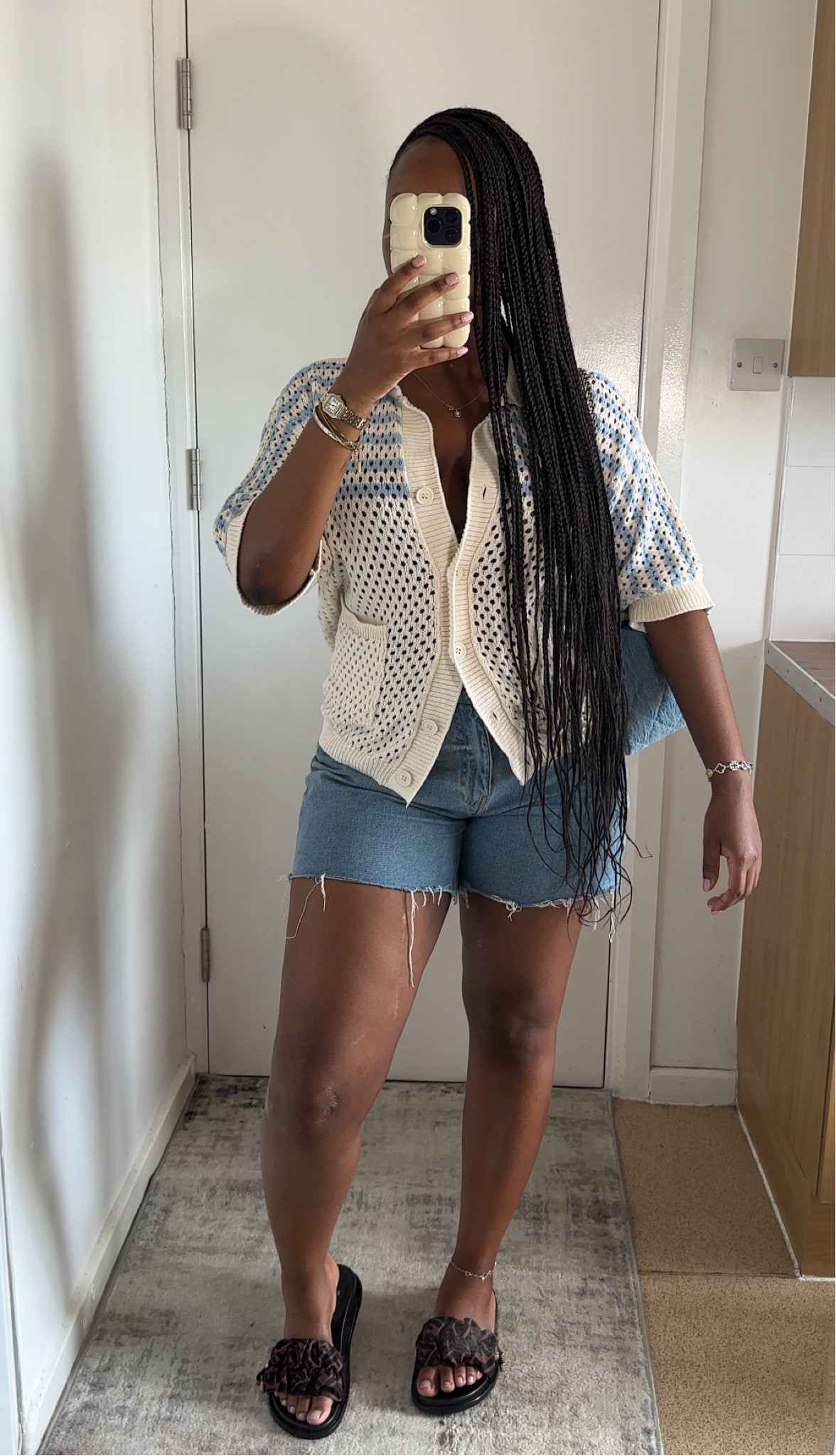 Shorts: Old H&M
Cardigan size: M
Bag size: 23x19
Bracelet: option 2
Watch: option 3, size: 22-30cm