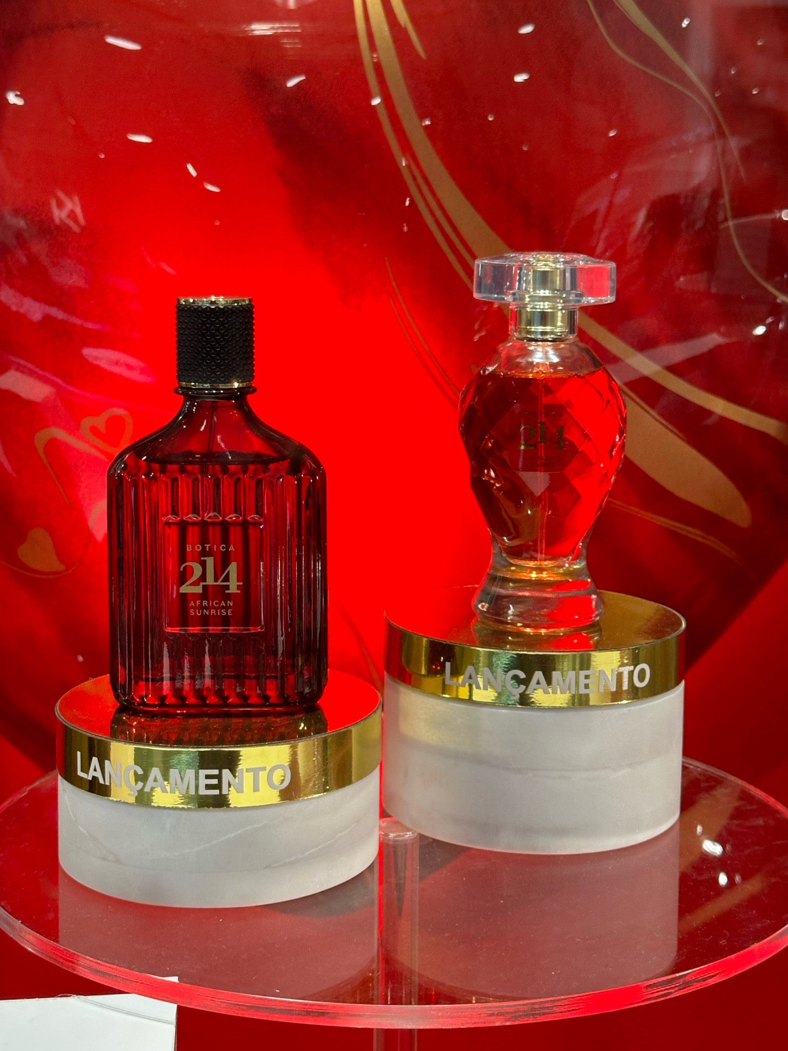 Eu confesso que amo quando as casas de perfumaria lançam fragrâncias feminina e masculina juntas, porque amo sair combinando perfume com meu namorado 🤣🤌🏼.
.
Esse é o lançamento 214 African Sunrise da linha Botica de O Boticário. 
.
A versão feminina é uma fragrância com concentração Eau de Parfum, com nota floral frutal, e  tem a cremosidade do Pêssego bem moderna e sofisticada. 
.
Já a masculina também tem concentração Eau de Parfum, mas é um perfume mais amadeirado envolvente com as notas frescas do Alecrim e do Junípero, que também trás uma pegada mais moderna e elegante. 

#LTKbrasil #LTKbeauty #LTKmens