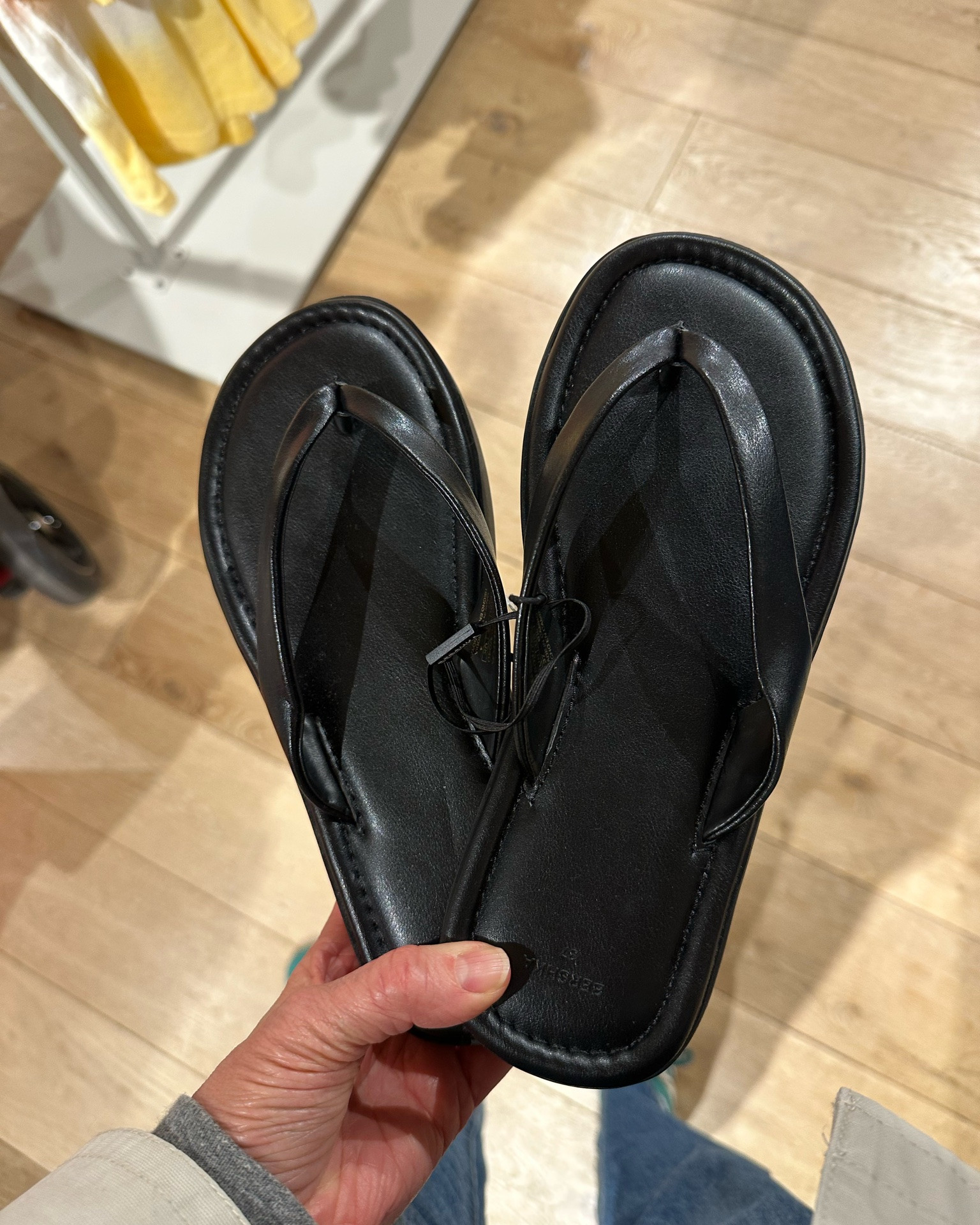 Trends I’m seeing in Zara UK: thick soled black leather flip flops, mandarin collar tops, and sooo many balloon pants!