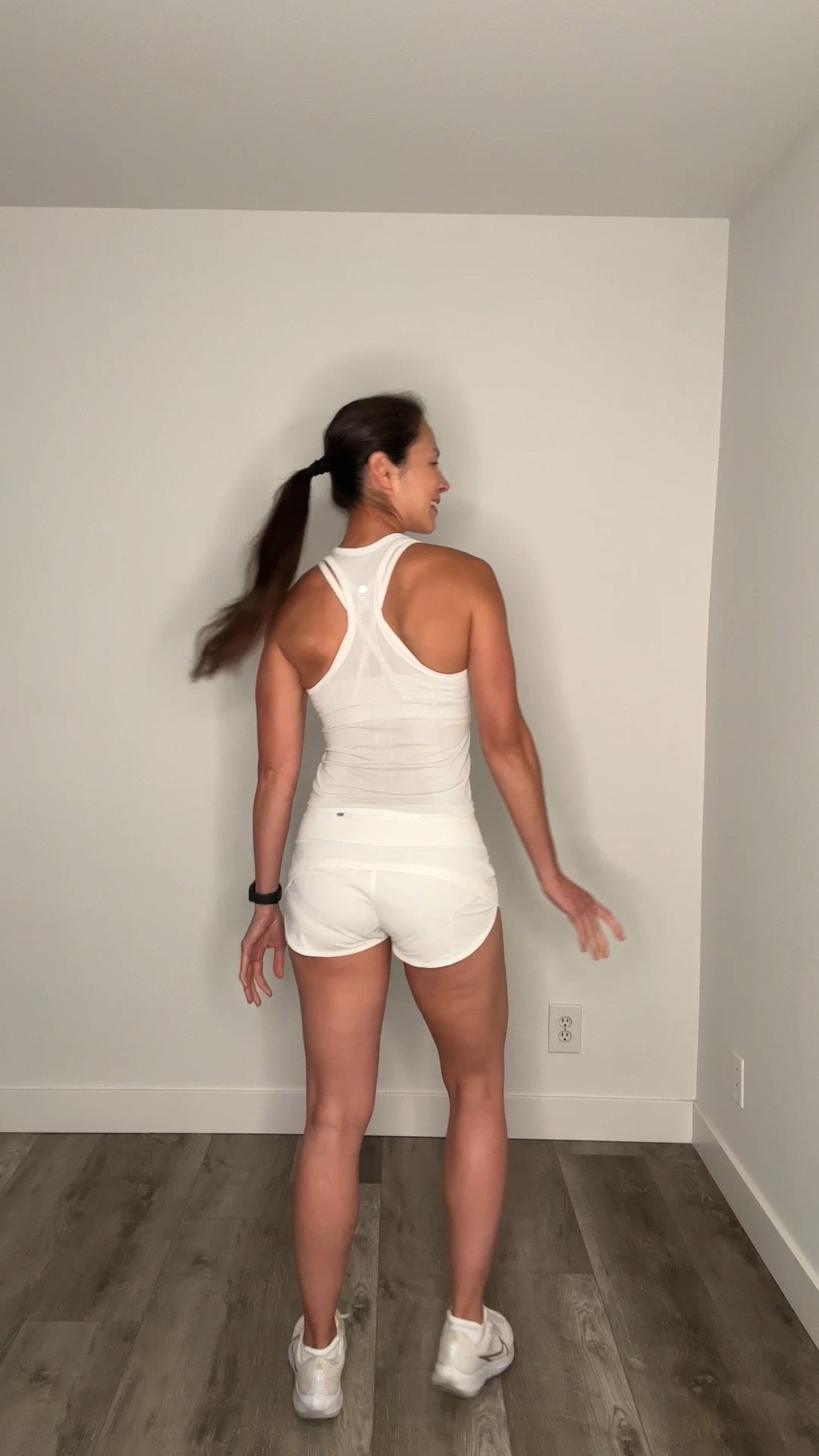 Who’s ready to start off their day right with a workout? I’m beating the heat by going on a run first thing in the morning before it gets too hot! One way to stay cool is to wear all white. You’re also staying more visible to drivers who are often times distracted. You’ll definitely get their attention in this super cute outfit!🤍