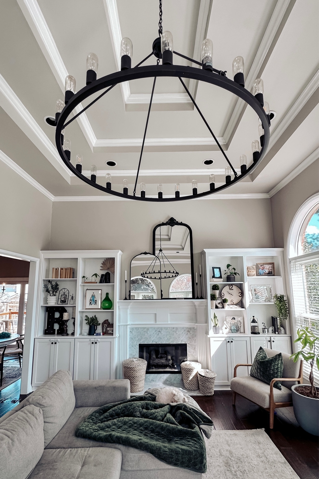 Living room details #homedecor #springdecor #interiordesign #homefinds #amazonfinds #anthrodupe #anthromirror #chandlier #indoorlighting

#LTKhome #LTKstyletip #LTKsalealert