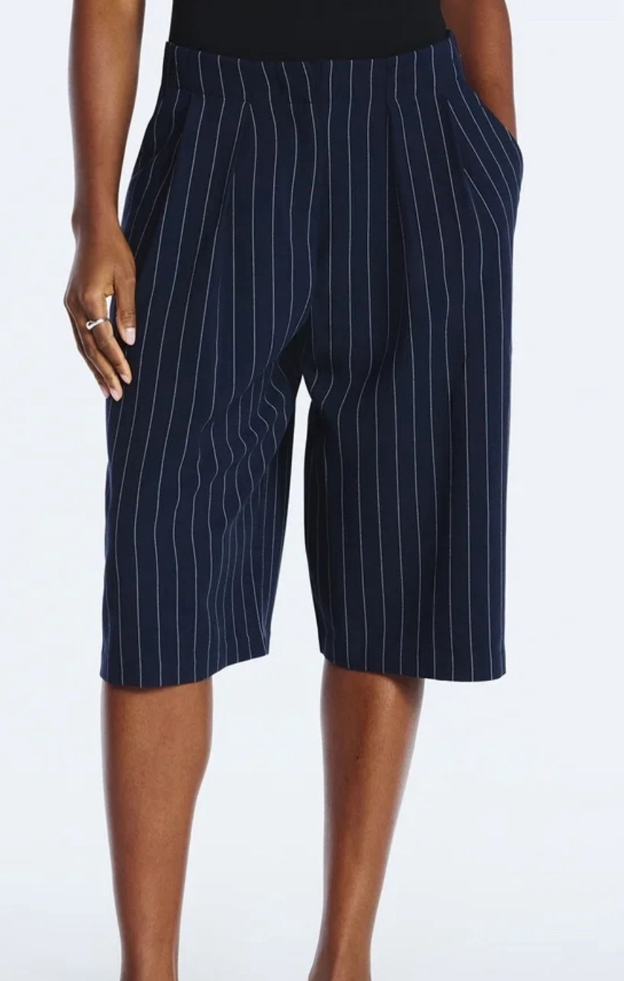 Walmart new in fabulous find and best seller under $30
Scoop Women’s Pleated Culotte Pinstripe Pants, 22.5'' Inseam, Sizes 0-18.
