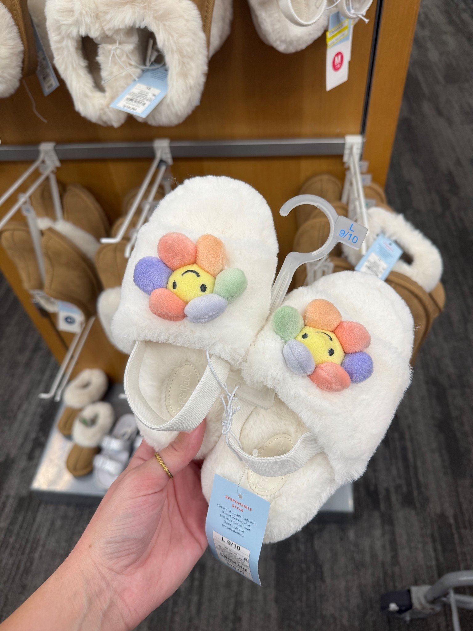 Because happy feet deserve happy flowers 🌸 Linked these cozy slippers so you can shop the pair that makes staying in feel extra cute