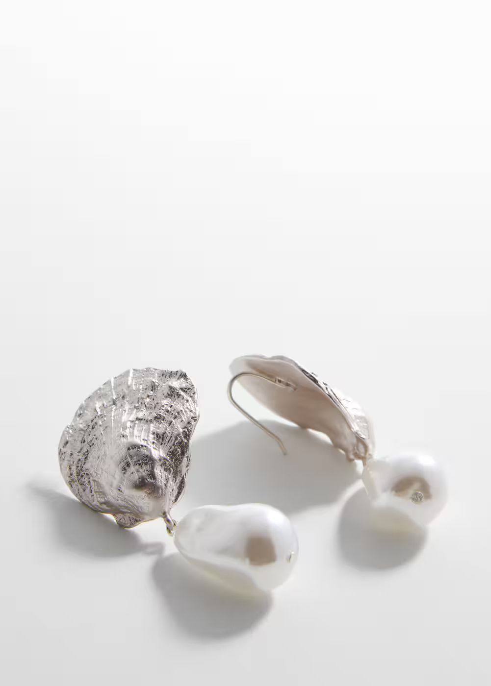 Pearl shell earrings | MANGO (US)