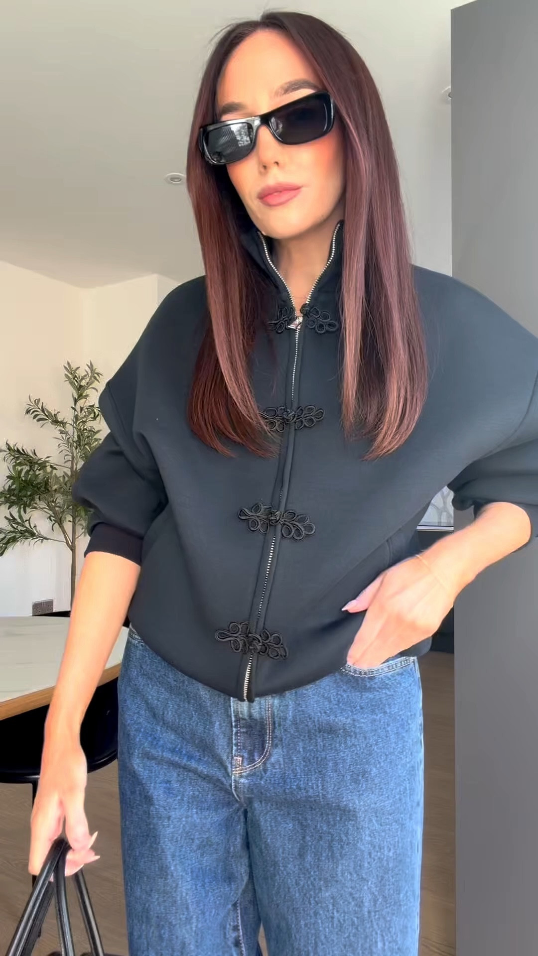 It’s a new season of formula 1 and whilst some are fixated on the race I’m just waiting for the girls outfits 

Obsessed with the mandarin style jackets and this look has me in a chokehold 




#LTKstyletip #LTKjeans #LTKeurope