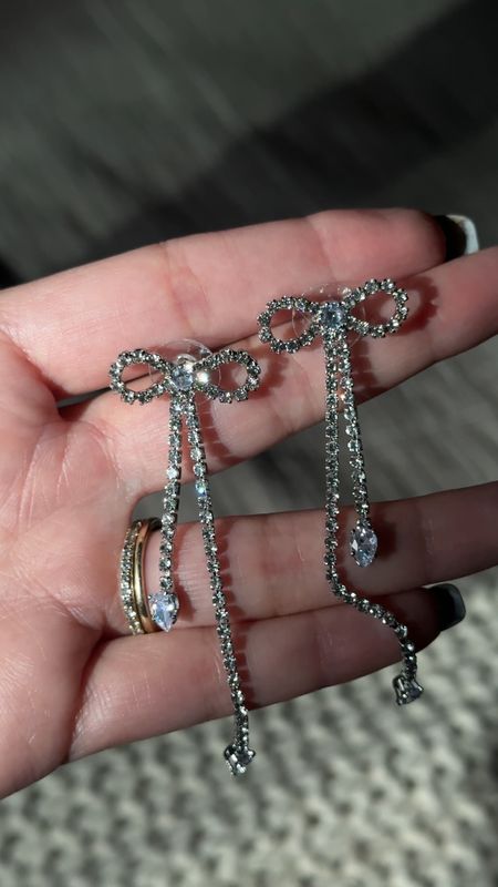 The cutest bow earrings 🎀 | holiday jewelry | silver earrings | 

#LTKparties #LTKSeasonal #LTKHoliday