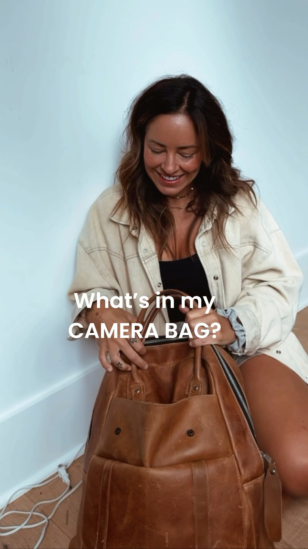 What’s in my camera bag? Check out some of my essentials as a lifestyle family photographer #familyphotos #photographer #cameragear