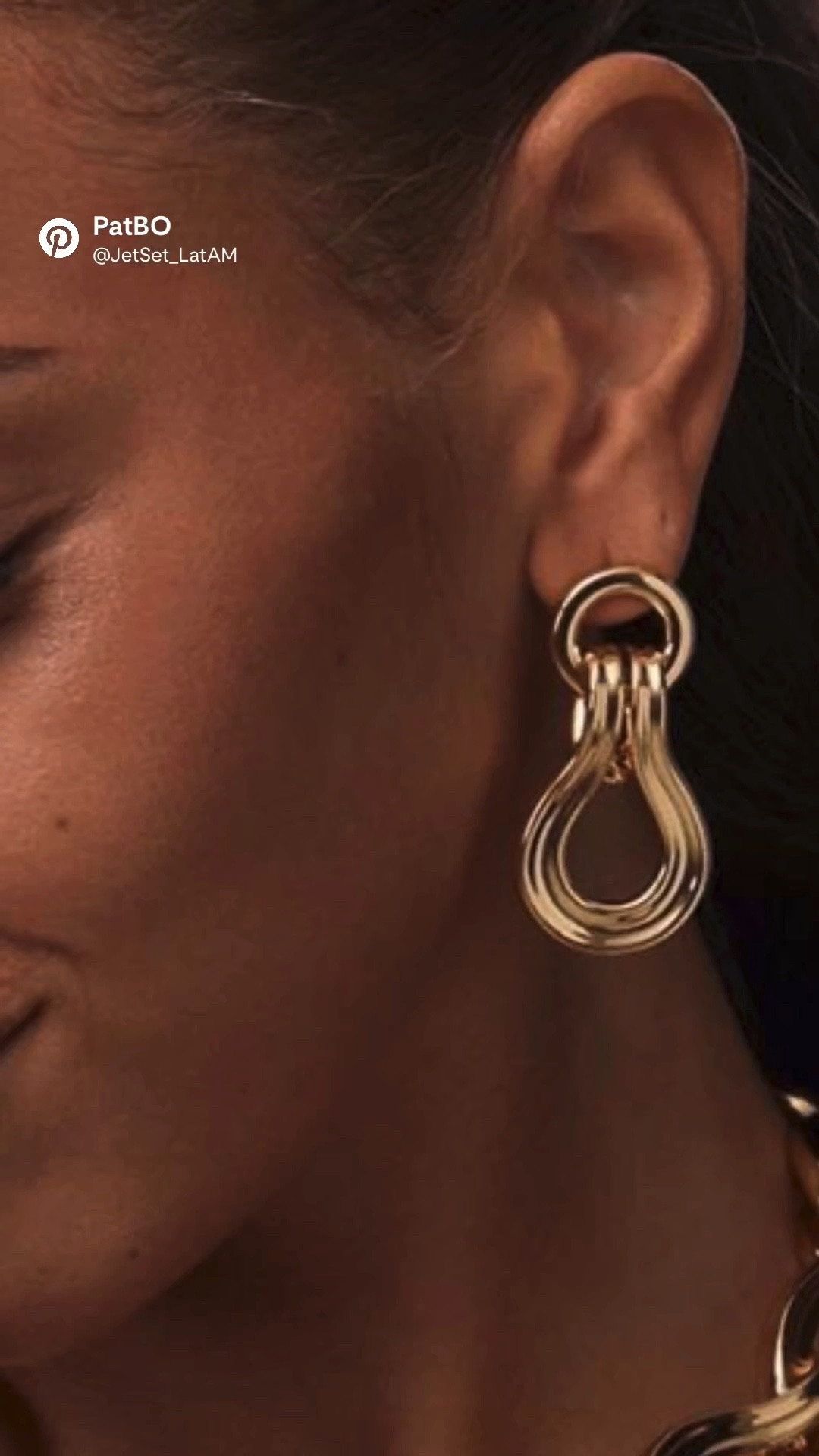 Golden fluidity meets modern sculptural design in the Buckle Dangle Earrings. Lightweight, luminous, and endlessly chic — the perfect finishing touch for elevated evenings, holiday gatherings, or quiet-luxury moments.
Curated by Jet Set LatAM.


#LTKBeauty #LTKHoliday #LTKGiftGuide