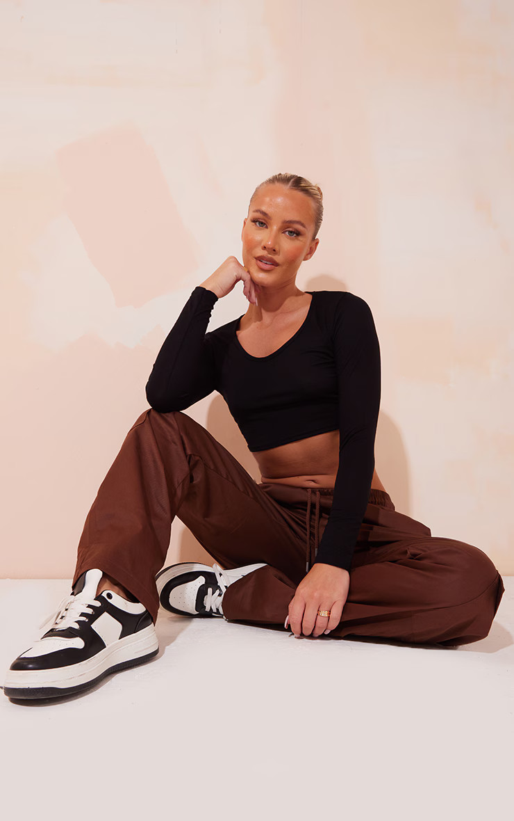 Black Long Sleeve V Neck Crop Top | PrettyLittleThing US