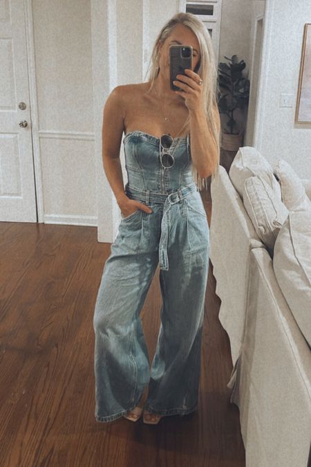 Strapless denim jumpsuit small
I love this jumpsuit and it comes with straps