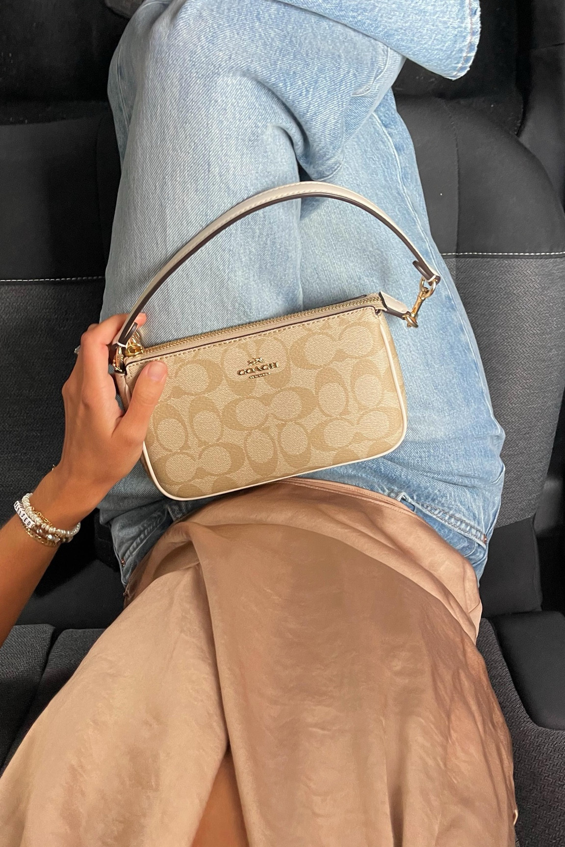 XS in top, 25 (loose fit) in jeans! This bag is the PERFECT size!! Small but fits sooo much!! 