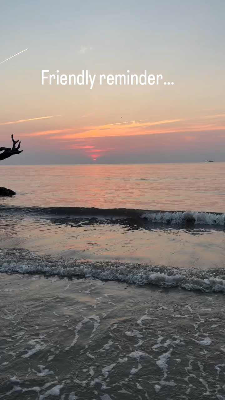 Friendly reminder…it does my have to make sense to anyone else…as long as it makes you happy.
#ifitmakesyouhappy #travelmoments #travelmom #sunrise #sunriseoftheday