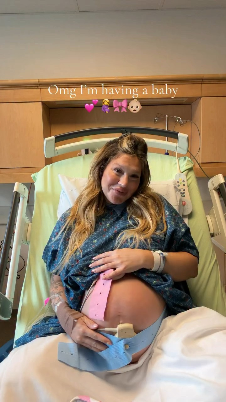 Omg it’s finally MY TURN!!! 😭🎀 I’m having a baby!!! Pregnancy retirement party coming soon 🤪😂