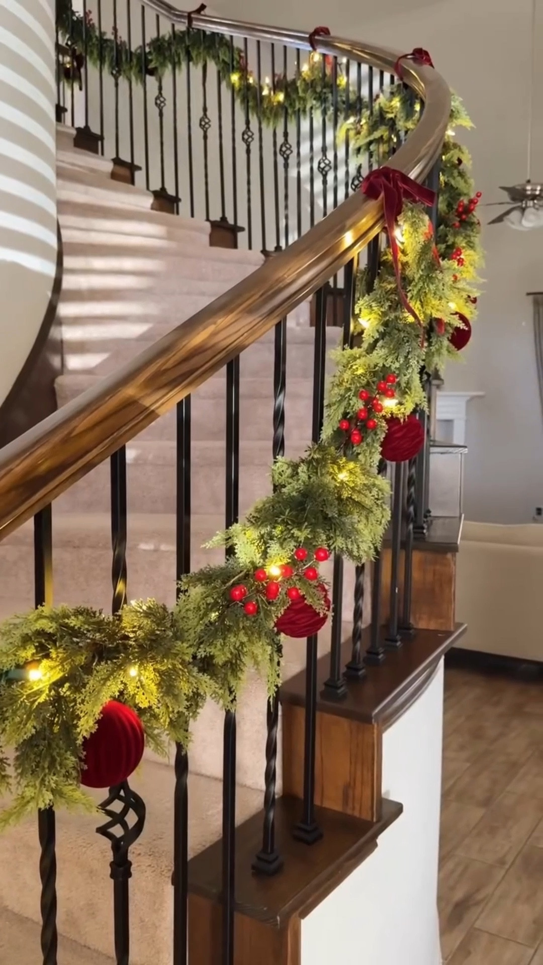 Cómo decoré mi escalera para Navidad con guirnaldas de pino, esferas y lazos de terciopelo rojo vino y unas berries 🌟 
Si te gusta esta idea comenta Navidad o Christmas y te envío los enlaces por mensaje directo. O dale click al enlace en mi perfil, en mis favoritos de Amazon, sección Navidad 🎄 

DIY Christmas staircase decor 
#christmas #christmasdecor #holidaydecor #xmas #garlands #ornaments #christmasinspired #latinaenusa #latinamom #momlife #navidad2025 #decoracionnavideña #christmas2025 #christmastree #arbolnavideño #staircases