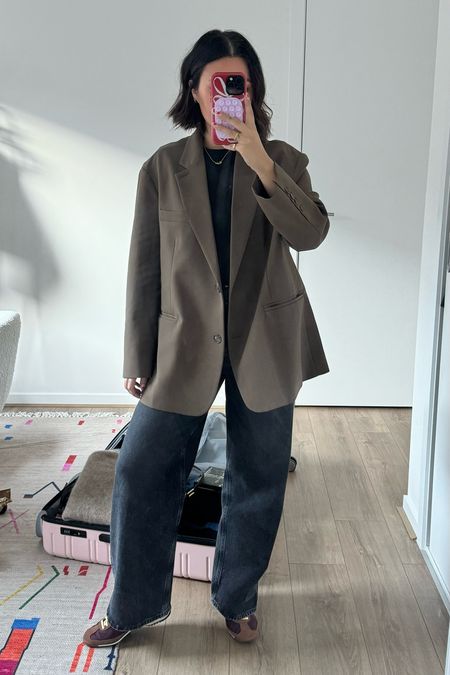 Simple outfits for a Monday morning.

I still love these Agolde Low Slung Baggy jeans as much as I did when I purchased them last year. Same goes with this oversized blazer from the Frankie Shop.

Such staples in my wardrobe.

Wearing a small in the blazer and a 26 in the jeans ❤️

#LTKaustralia #LTKworkwear #LTKstyletip